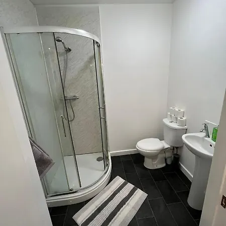 2 Bedroom Flat In Kingswood Διαμέρισμα *