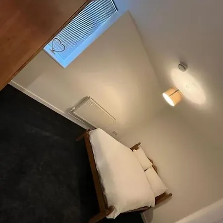 아파트 2 Bedroom Flat In Kingswood