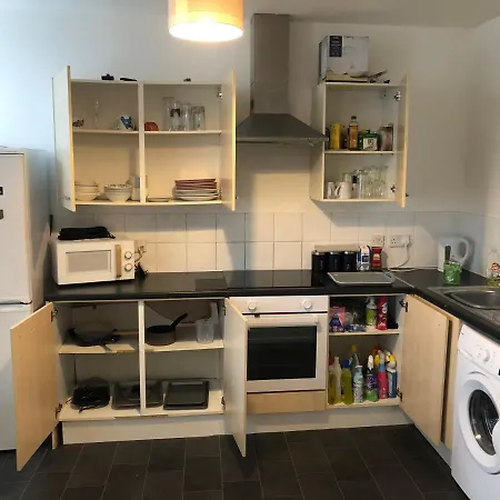 דירה 2 Bedroom Flat In Kingswood