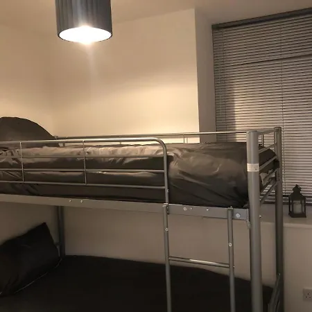 2 Bedroom Flat In Kingswood 아파트