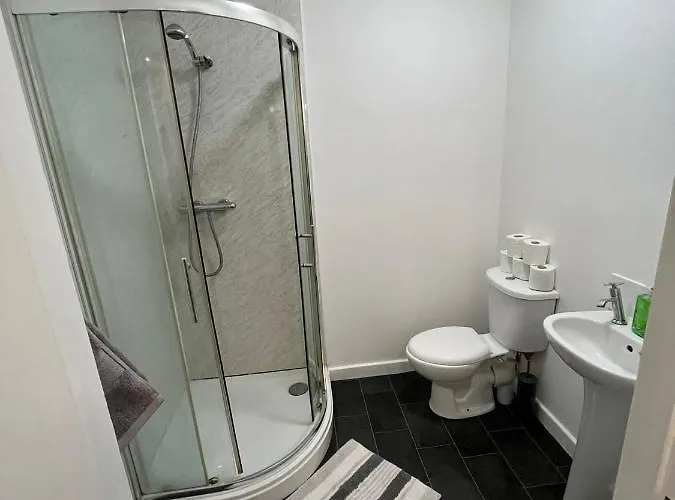 2 Bedroom Flat In Kingswood Апартаменти *