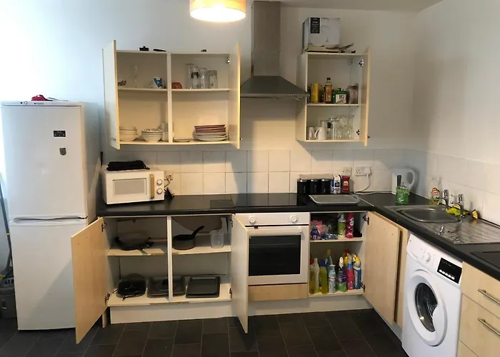 Апартаменти 2 Bedroom Flat In Kingswood