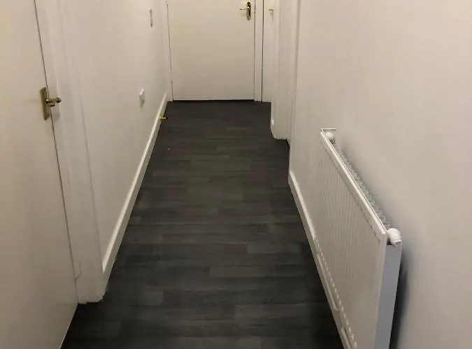 Апартаменти 2 Bedroom Flat In Kingswood Бристоль