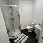 2 Bedroom Flat In Kingswood 아파트 *