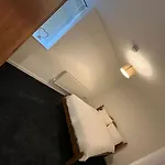 아파트 2 Bedroom Flat In Kingswood