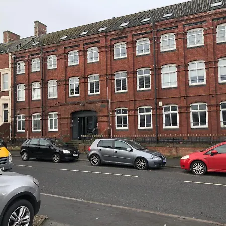 2 Bedroom Flat In Kingswood Appartement