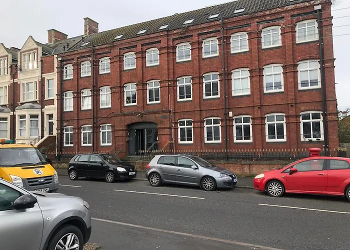 2 Bedroom Flat In Kingswood Appartement