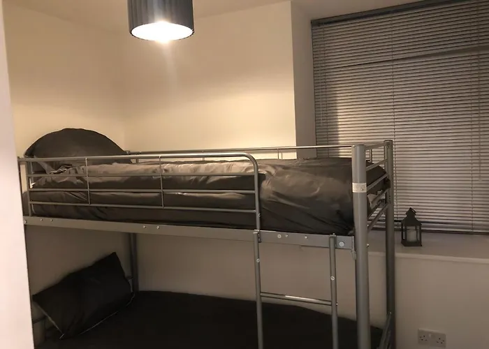 2 Bedroom Flat In Kingswood Appartement